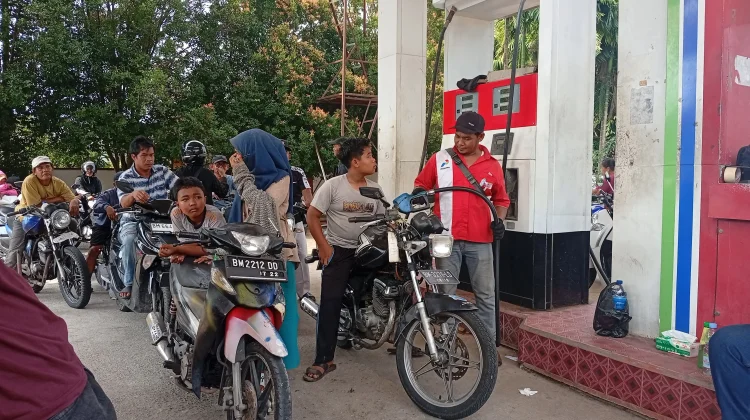 Antrean SPBU Bengkalis Mengular, Pertalite Eceran Langka