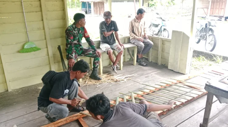 Babinsa Merbau Perkuat Nilai Pancasila lewat Komsos Bersama Warga