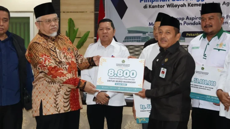Komisi VIII DPR RI Serahkan Bantuan untuk Pesantren dan 8.800 PIP Tahun 2026 di Riau