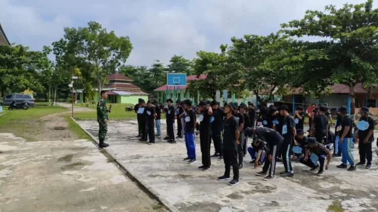 Babinsa Mandau Tanamkan Nilai Pancasila Kepada Pelajar Melalui Komsos