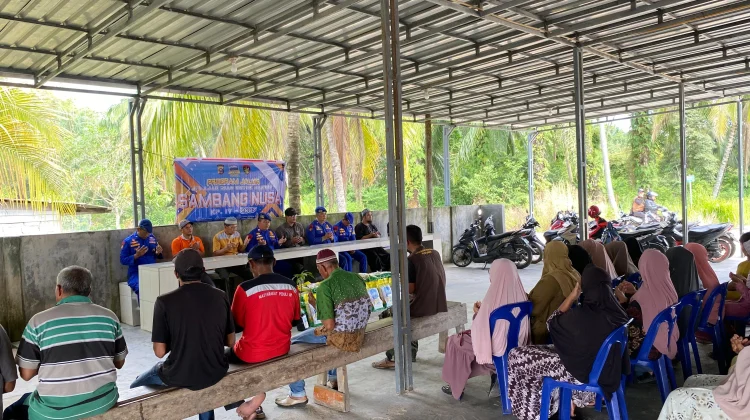JALUR Ditpolairud Polda Riau Bagikan Sembako untuk Warga Pesisir Dumai