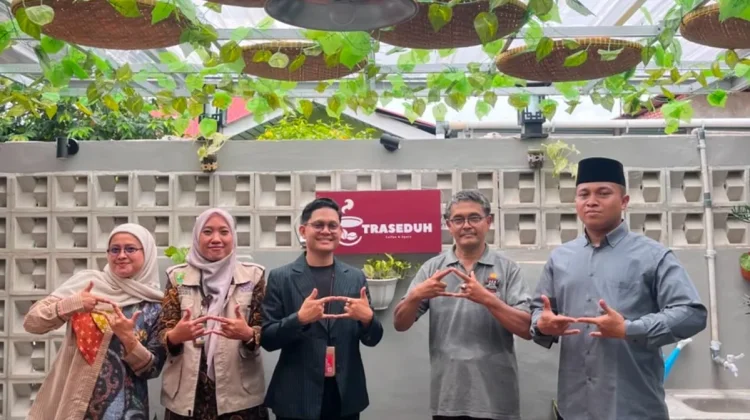 KUA Tualang Dampingi Visit Produk Sertifikasi Halal di Traseduh Coffee and Space
