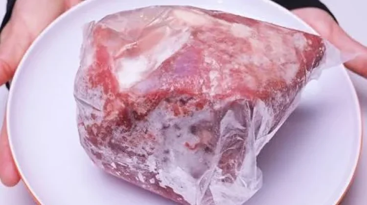 Cara Tercepat dan Paling Aman untuk Mencairkan Daging Beku