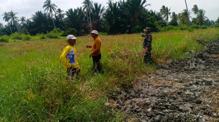 Babinsa dan Warga Sisir Rawan Karhutla, Tegaskan Larangan Bakar Lahan
