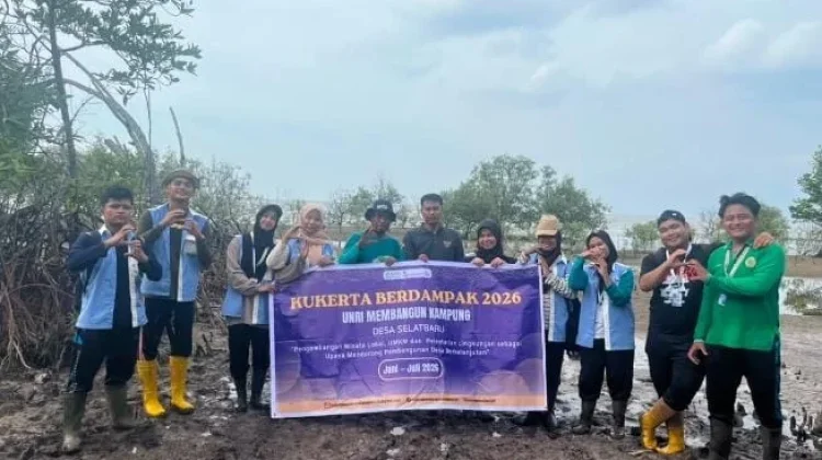 Mahasiswa Kukerta UNRI Tanam Mangrove Cegah Abrasi Selatbaru Bersama