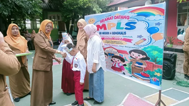 MPLS SDN 4 Bengkalis Meriah, Dibuka dengan Pemasangan Mahkota dan Peletusan Balon
