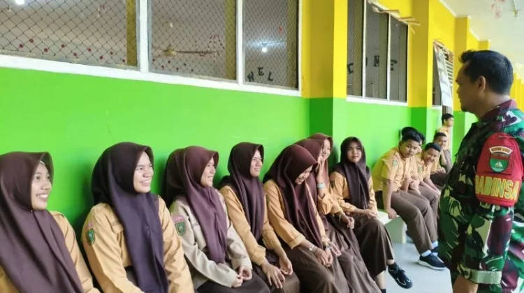 Babinsa Mandau Beri Pemahaman Wawasan Kebangsaan untuk Pelajar