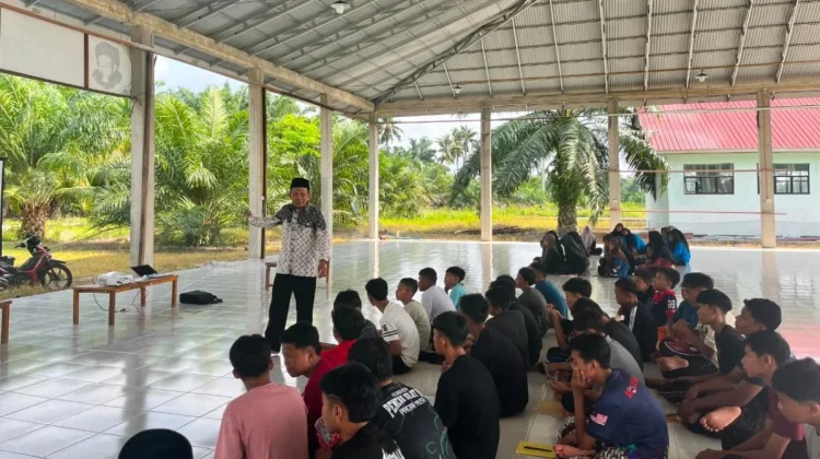 Penyuluh Agama Siak Kecil Edukasi Santri Cegah Perundungan