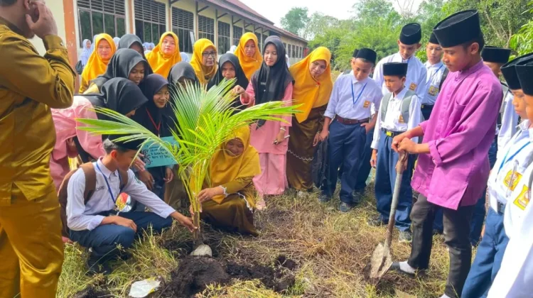 MTs Daarussalam Tanamkan Karakter Melalui Tanam Pohon Seribu Guna