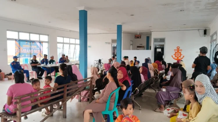 Program JALUR Ditpolairud Riau Salurkan Sembako untuk Warga Pesisir Inhil