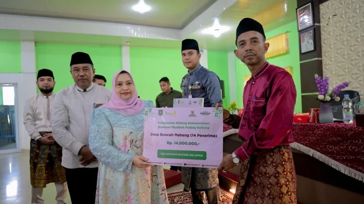 Bupati Kasmarni Serahkan Bantuan Korban Puting Beliung Bathin Solapan