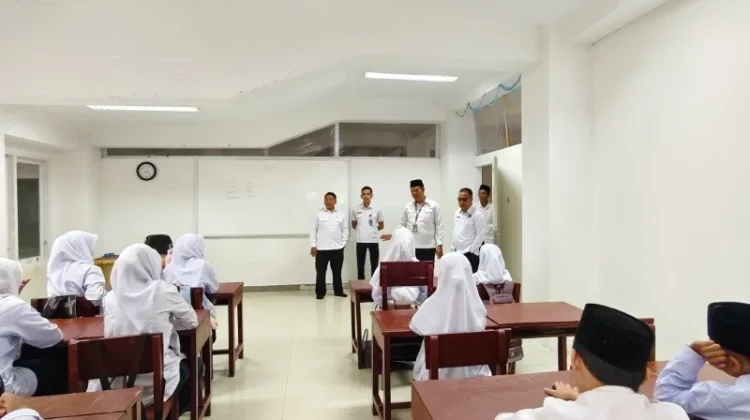 Monitoring Hari Pertama Pembelajaran Efektif di MTsN 1 Siak Kampus II Mempura