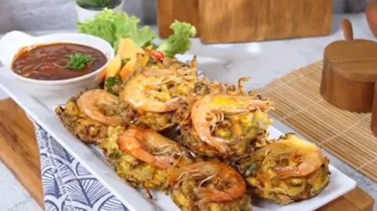 Bakwan Sayur Udang Sambal Petis, Renyah Gurih dengan Cita Rasa Khas Nusantara