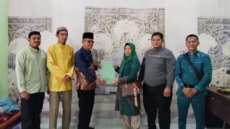 KUA Bantan Serahkan Akta Ikrar Wakaf untuk Perkuat Legalitas Aset Umat