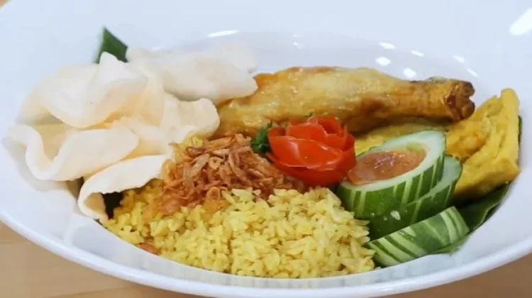 Nasi Uduk Kuning Praktis, Gurih Harum dengan Bumbu Opor