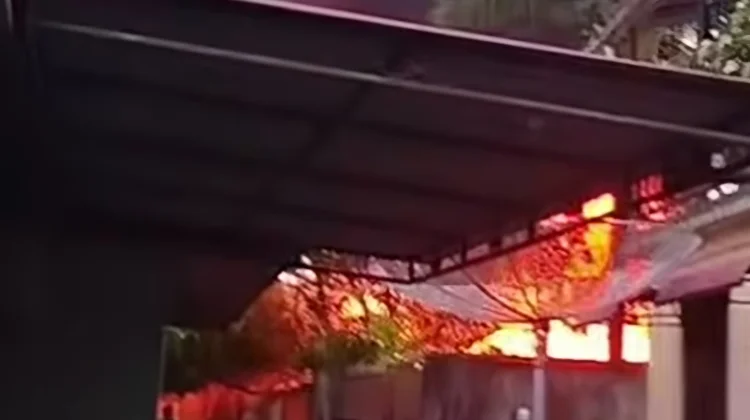 Damkar Bengkalis Padamkan Kebakaran Rumah di Desa Senggoro
