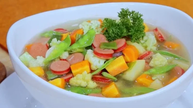 Sup Sosis Sayuran, Kuah Gurih dengan Sayuran Segar