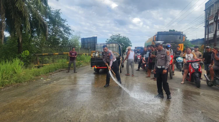 Tabrakan Beruntun 4 Truk Tangki CPO di Pinggir, Minyak Tumpah ke Jalan