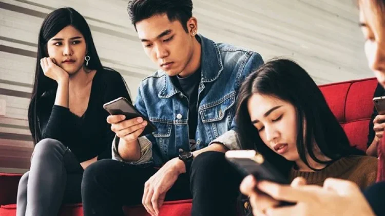 Istilah Phubbing dan Cara Mengurangi Kebiasaannya