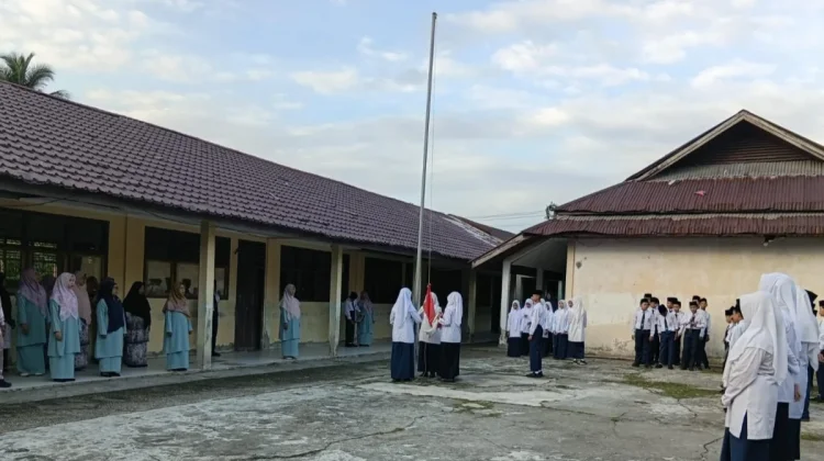 MTs Andini Tanamkan Nilai Adab Melalui Upacara Bendera