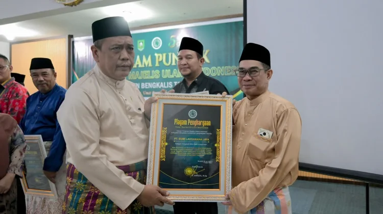 MUI Bengkalis Anugerahkan Mitra Bhakti Keagamaan kepada PT Bumi Laksamana Jaya