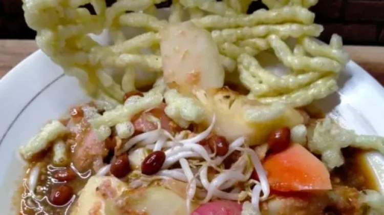 Rujak Banci Khas Bandung, Perpaduan Pedas, Manis, Asam, dan Gurih