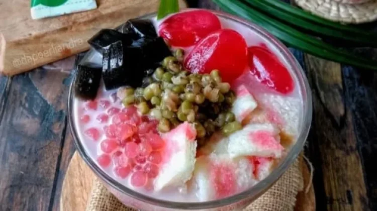 Cara Membuat Es Lontrong Khas Slawi, Sajian Dingin Pelepas Dahaga