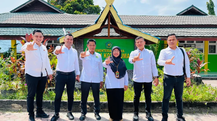 Sat Reskrim Polres Dumai Wujudkan Green Policing Melalui Penanaman Pohon di MTsN 1