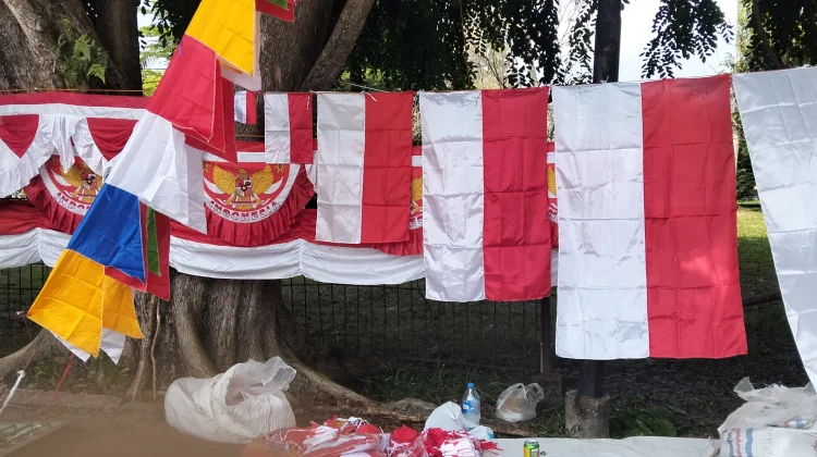 Pedagang Bendera Musiman Ramaikan Bengkalis Sambut Hari Kemerdekaan