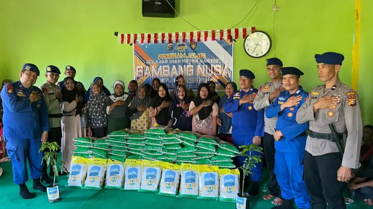Polairud Salurkan Beras dan Bibit untuk Warga Pesisir Rohil dalam Program JALUR