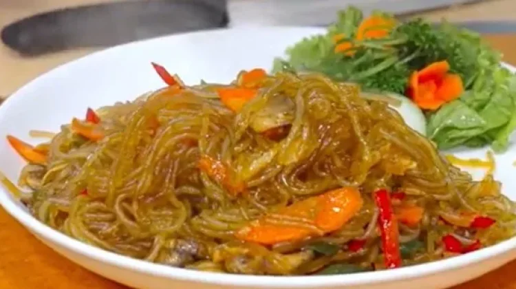 Soun Kaca Goreng, Mi Goreng Kenyal dengan Topping Kacang yang Gurih