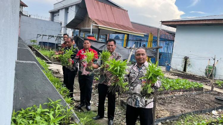 Kalapas Bengkalis Panen 100 Kg Kangkung Dukung Ketahanan Pangan