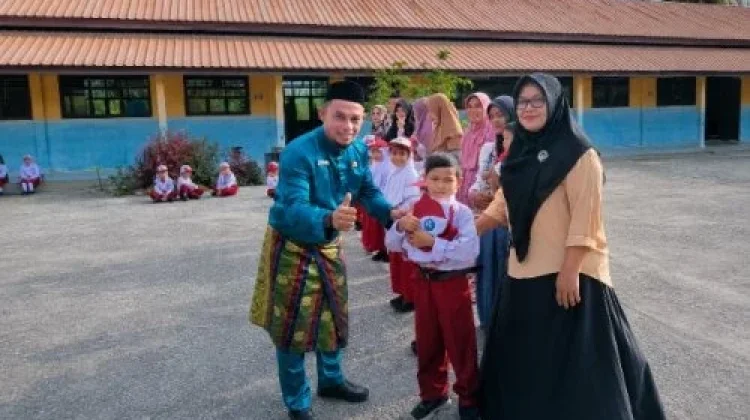 Kepala SDN Sembilan Bukit Batu Berbagi Seragam Siswa Kurang Mampu