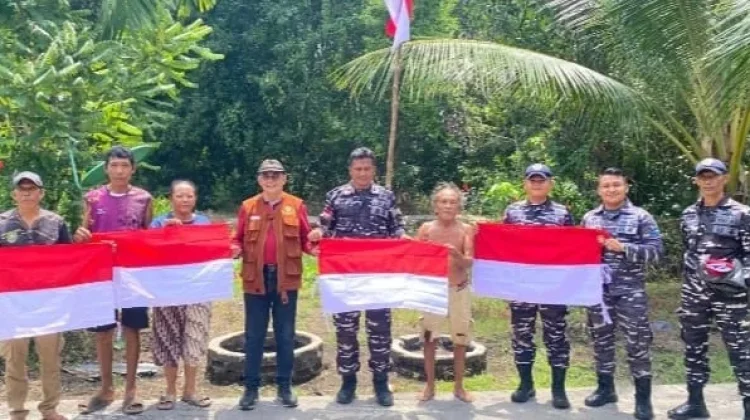 Posal Bengkalis dan Kesbangpol Bagikan Bendera Merah Putih