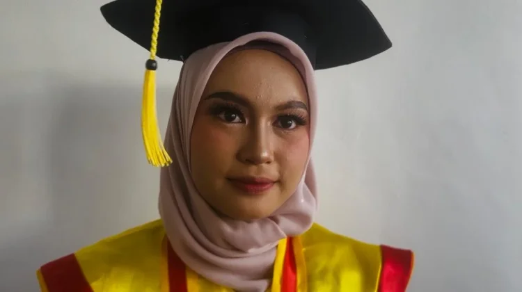 Lulusan Pemuncak IPK 3,93, Suriyana Buktikan Anak Petani Mampu Berprestasi
