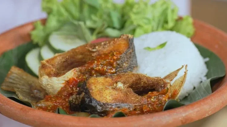 Ikan Patin Goreng Marinasi Sambal Rampai, Gurih Renyah dengan Sambal Khas Lampung