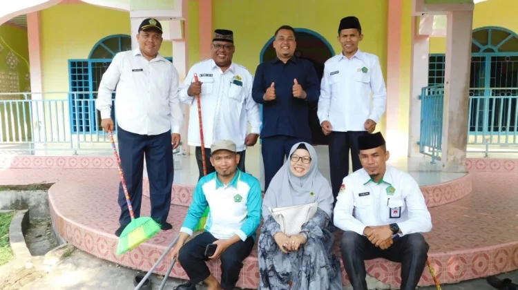 KUA Bengkalis Bersama Penyuluh Agama Bersihkan Rumah Ibadah lewat GEBER MAS