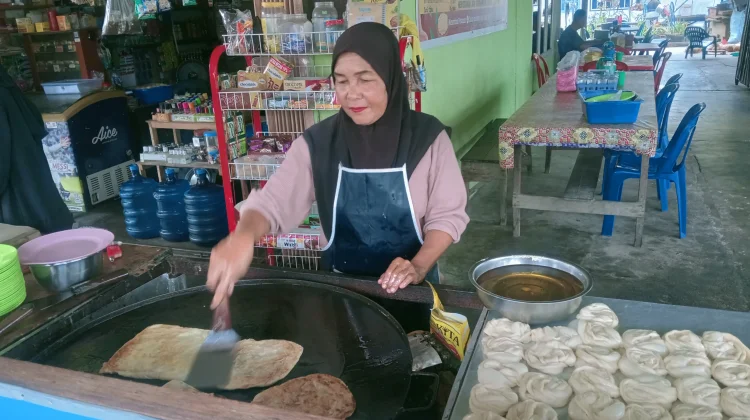 Mak Teh Pertahankan Roti Canai, Warisan Rasa di tengah Harga Bahan Naik