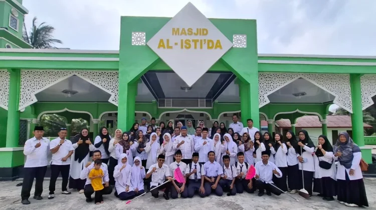 MTsN 1 Bengkalis Libatkan Siswa dalam GEBER MAS di Masjid Al-Isti’da