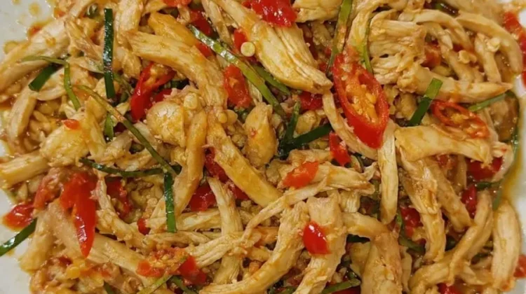 Cara Membuat Ayam Suwir Daun Jeruk yang Praktis dan Lezat
