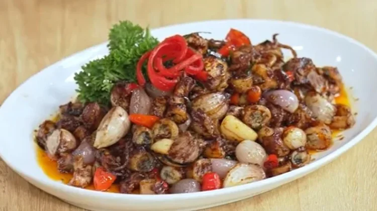 Cumi Pedas Bawang Utuh, Perpaduan Gurih Seafood dan Pedas yang Menggugah Selera