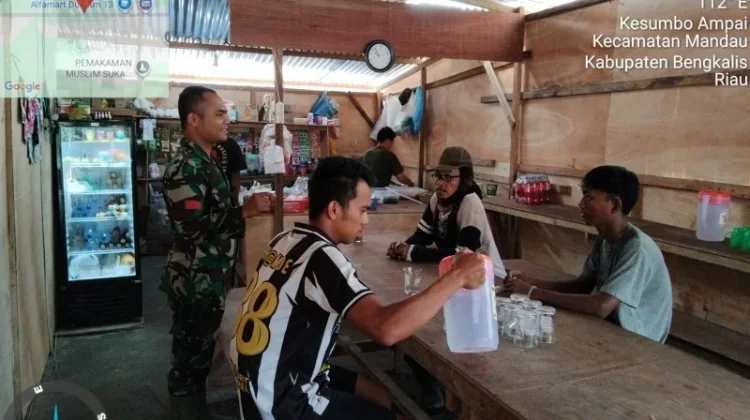 Babinsa Koramil Mandau Perkuat Wawasan Kebangsaan Warga