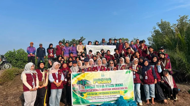 Kolaborasi Mahasiswa KKN IAIN Bengkalis Cegah Abrasi dengan Menanam Mangrove
