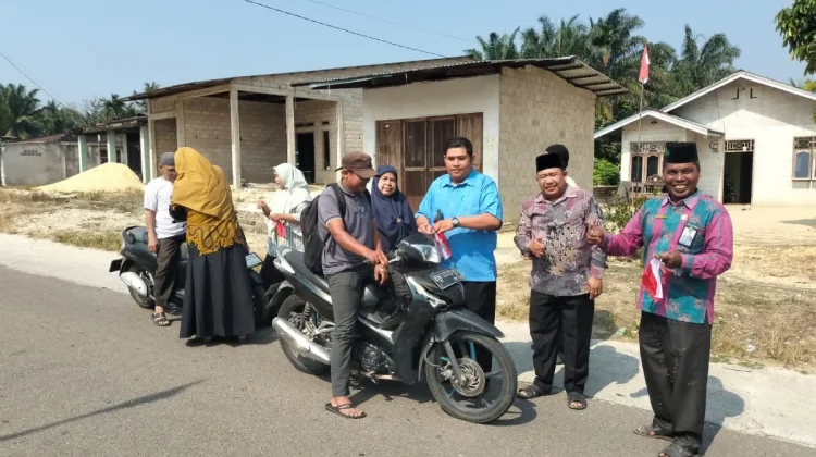 Semarak HUT ke-81 RI, ASN KUA Tanah Putih Bagikan Bendera Gratis