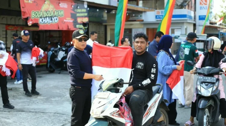 Meranti Bagikan Seribu Bendera Sambut Kemerdekaan Indonesia