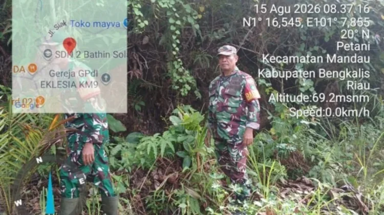 Sertu Rosdianto Bersama Sertu Sutiman Patroli Cegah Karhutla di Desa Petani