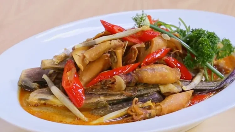 Gulai Jantung Pisang, Perpaduan Gurih Cumi Asin dan Kuah Santan yang Kaya Rempah