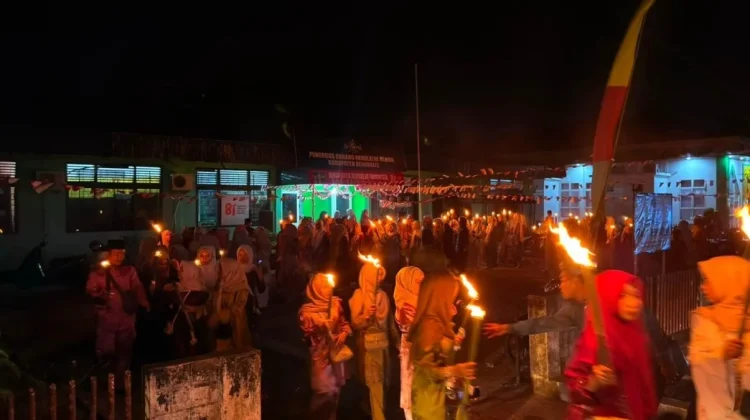 MAN 1 Bengkalis Semarakkan HUT RI dengan Pawai Obor