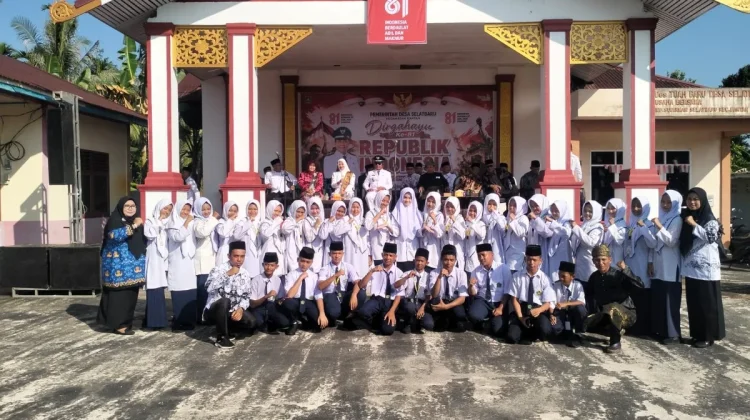 Paduan Suara MTsN 2 Bengkalis Iringi Upacara HUT RI di Selatbaru