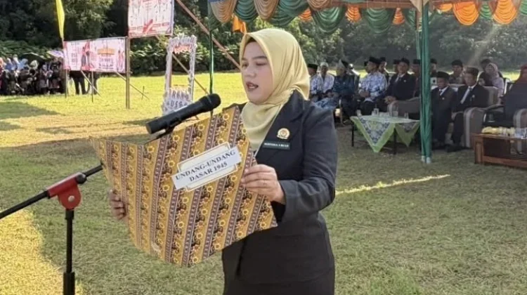 Mahasiswa KKN UIN Suska Jadi Petugas Upacara HUT RI di Jangkang